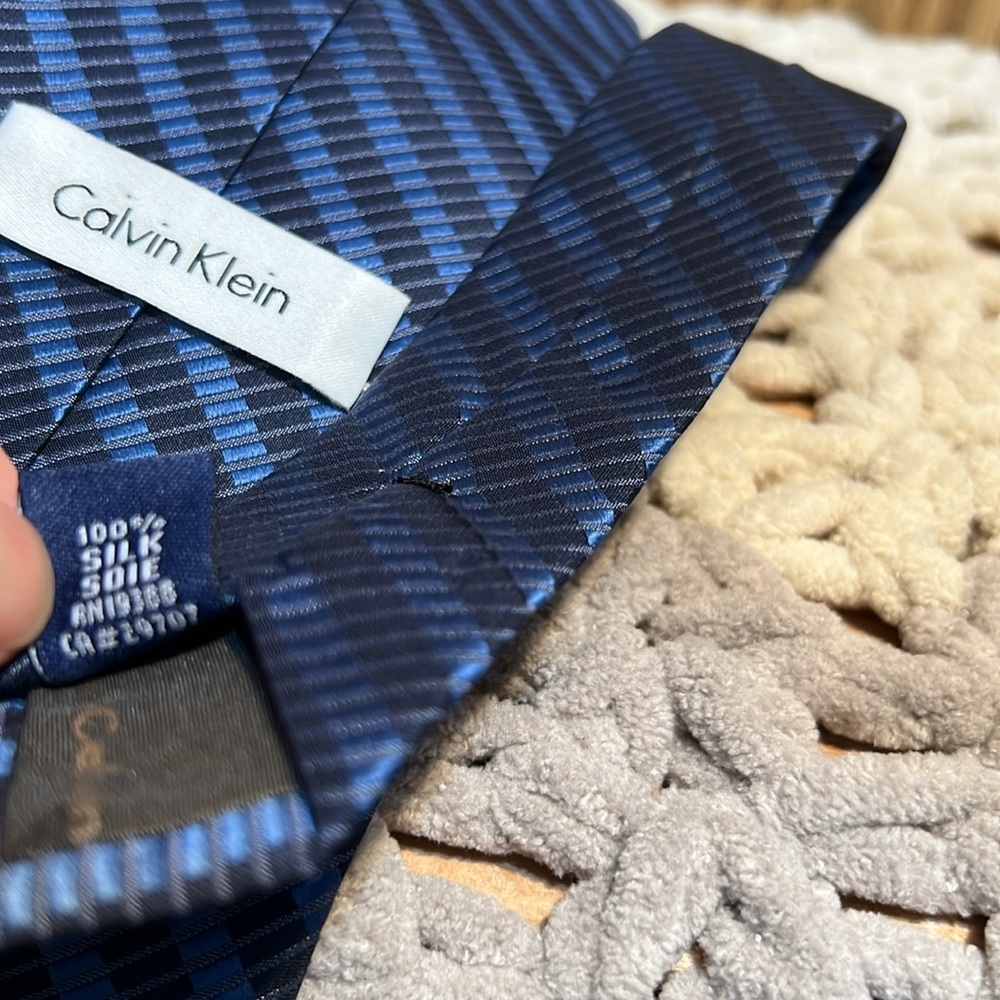 NWOT Calvin Klein Men’s blue silk tie - Picture 7 of 9